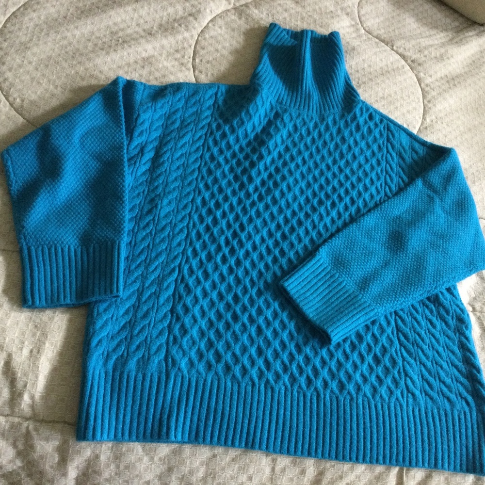 Ann Taylor azure turtleneck sweater. Size L, pristine condition.